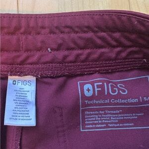 Small petite maroon figs joggers. Great condition too big for me.